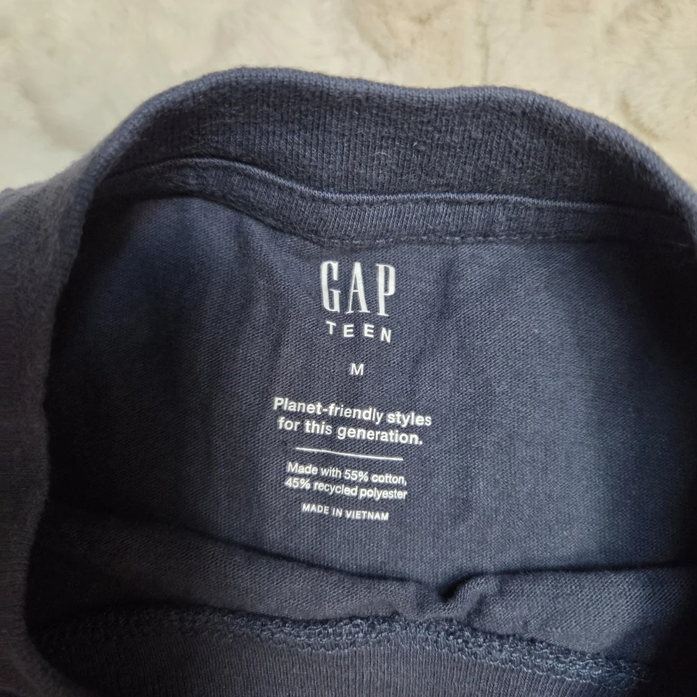 Trendy GAP Teen Dark Gray New York Size‎ Medium Crop Top